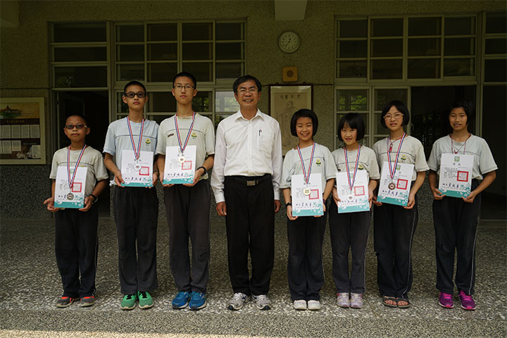 福智國小校長辛天送（左四）與參加太極拳錦標賽的同學們合影。
