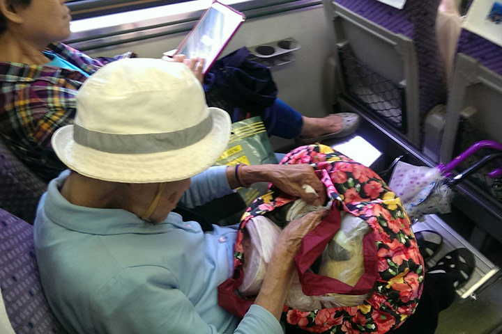 火車上偶然遇見的老人家，因為好友的代人著想，兩人有了溫馨感人的互動。