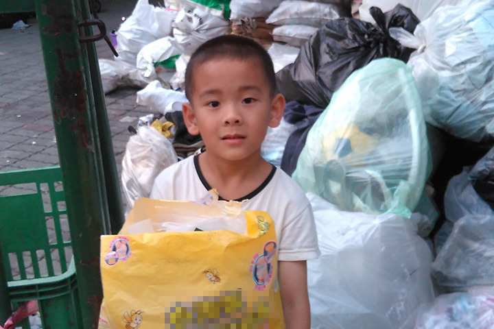 子毅對於不用塑膠袋的堅持，讓媽媽讚嘆，也改變了家裡的生活方式。