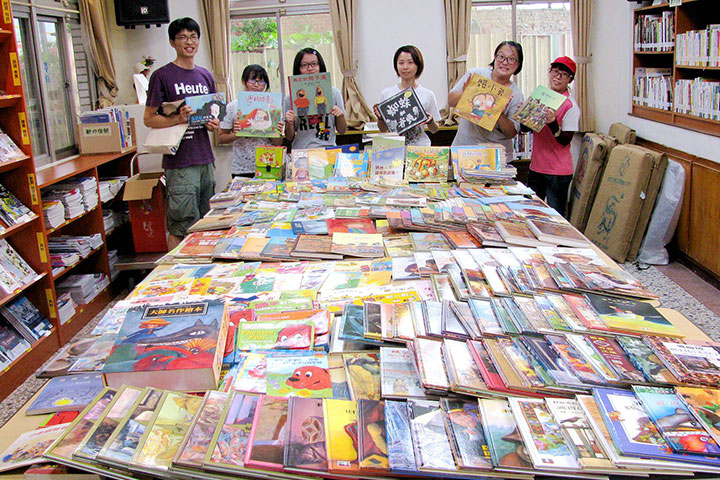 重視孩子教育的福智高中葉明穎老師夫妻，有感於古坑在地村民對他們的照顧，決定將家中所藏500多本書捐贈古坑圖書館。