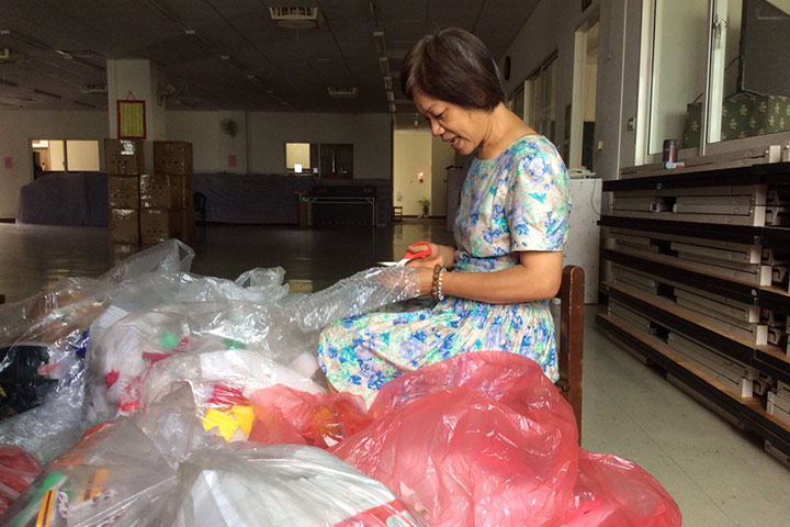 響應真如老師的淨塑理念，黎家榛號召義工一同將塑膠袋整理、分類，以便回收利用。