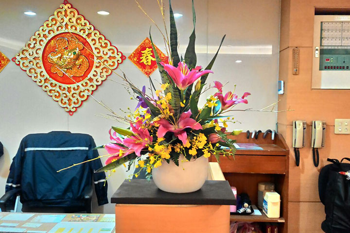 辦公室大樓的管理員桌上，總是插著美麗的花，這些，都是出自管理員的巧手。