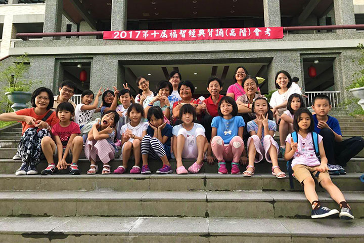 培德班的老師、學生與家長在福智教育園區留影
