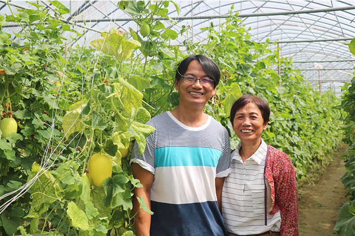 蘇晉加(左)與蘇母於自家栽種黃皮香瓜的園區合影