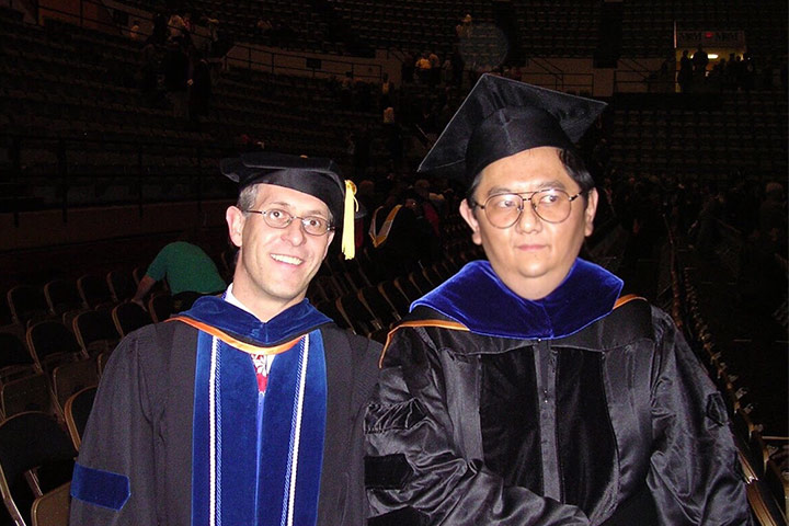 Dr. Gruen Ingolf（圖左）與劉伯康（圖右）於畢業典禮中合照