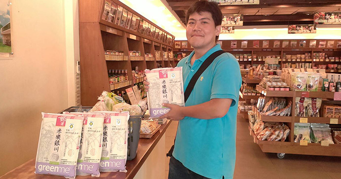 蕭博聲每個月至少會到里仁店採買一次白米及蔬果，送到創世基金會，希望能略盡棉薄之力，同時也支持有機農業。