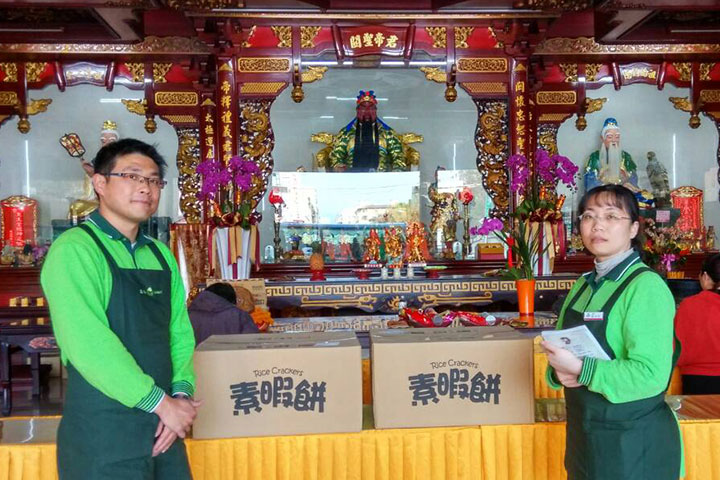 劉欣怡（右）抱著回饋故里的心，與同事一同歡喜地將里仁的產品送至門市附近的宮廟。