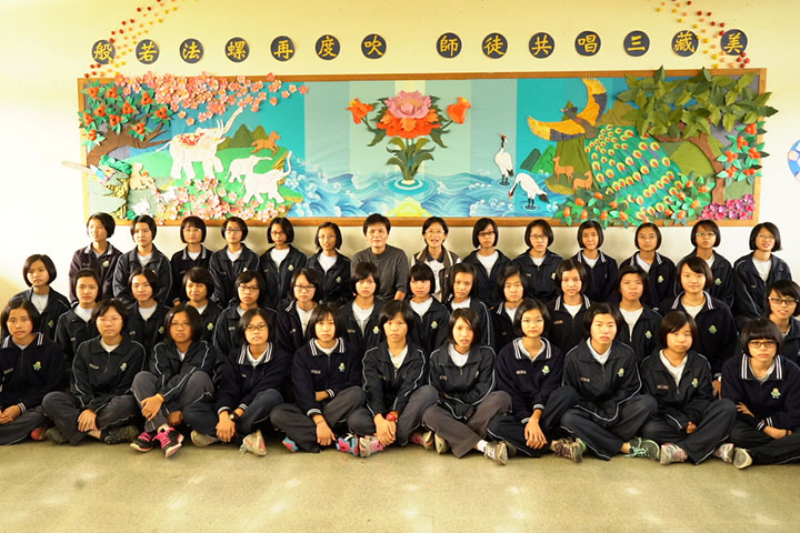 福智國中國三愛師生與榮獲全校教室布置比賽第一名的作品合影。