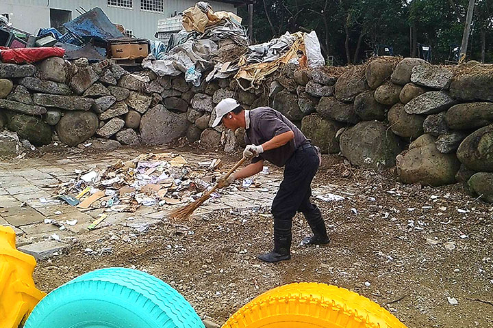 本文作者的父親，正在清理福智教育園區的回收區。