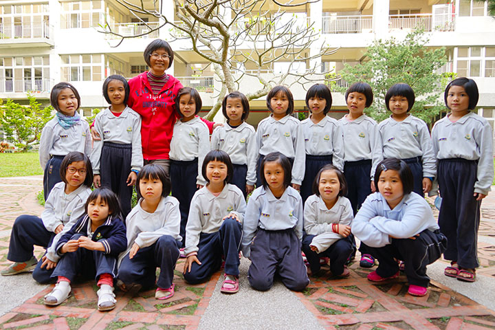 本文作者陳君妮老師（後排左三）與她的學生