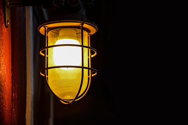 夜晚的家門外特別留的一盞燈，為了素未謀面的夜歸人。