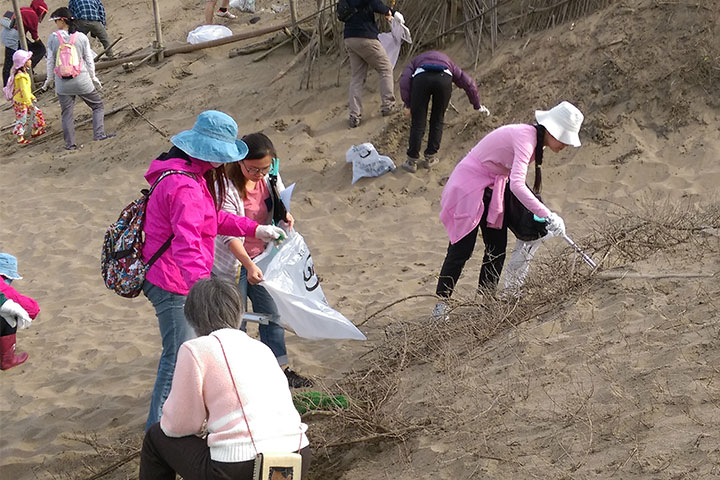 3月初的百人淨灘活動中，一個多小時的時間裡，便撿到了1000多公斤的塑膠垃圾。