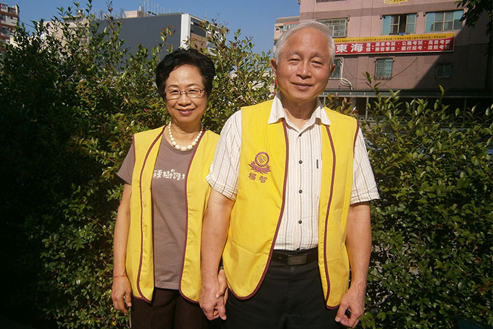 陳世雄醫生（右）和太太江素圓伉儷情深。