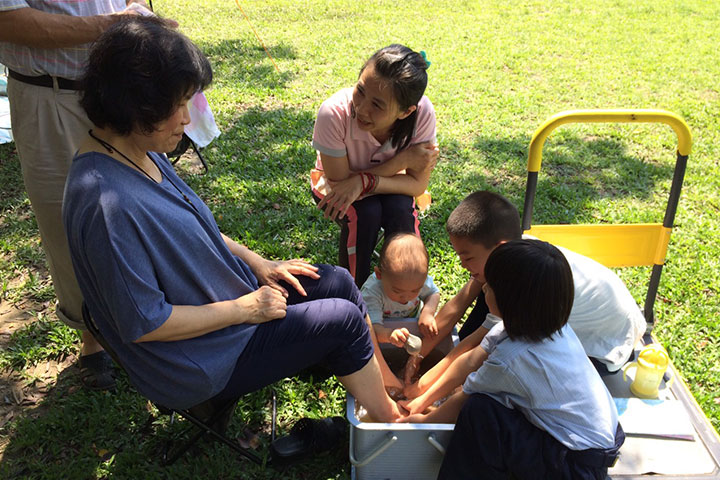 今年4月的懇親日，福智國小舉辦「洗腳報親恩」的活動，孩子們用心地幫父母長輩洗腳，長輩們則開心地看著孩子的成長。
