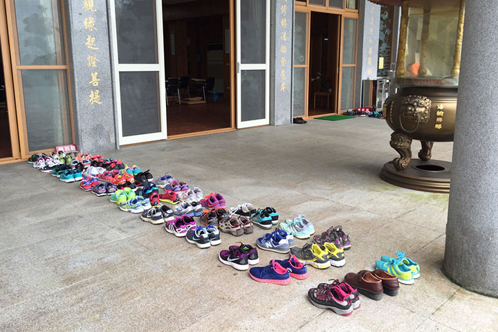 福智國中的學生們自動自發排列整齊的鞋子，讓一同參與畢業旅行的家長和元光寺的法師看到後都大為讚賞。