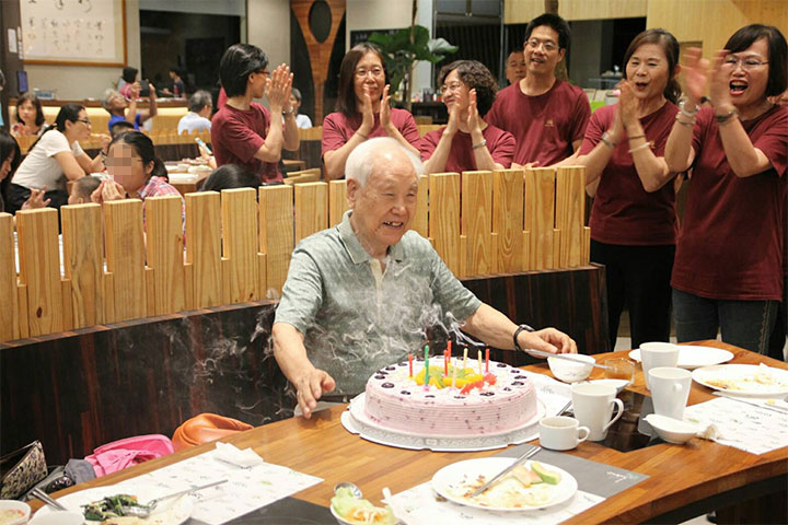 夢蓮花讚頌合唱團的台中團員（穿紅衣者）一起在空幾何餐廳為團員莊廣凱的父親（中）祝壽。