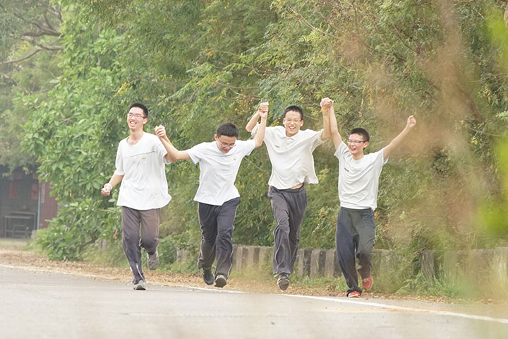 福智國、高中舉辦的「鄉間路跑活動」中，出現了學生相互支持、鼓勵的「四人五手」美景。