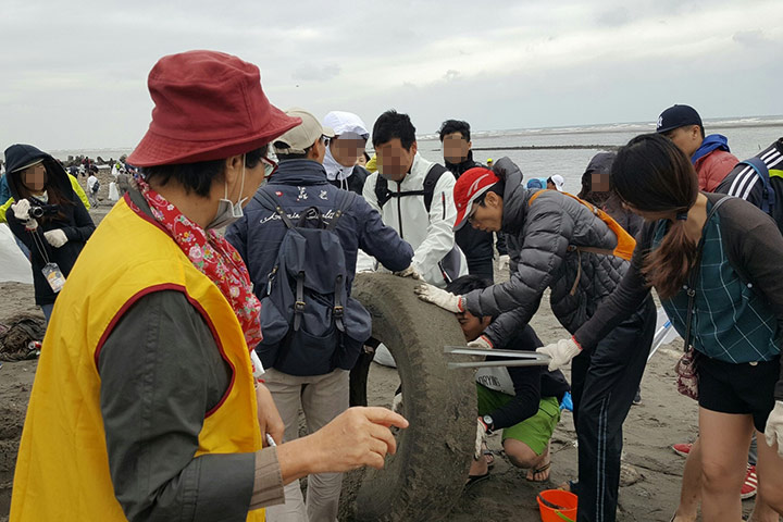 4/22世界地球日，在台中大安濱海樂園的淨灘活動中，挖出了聯結車的大輪胎。