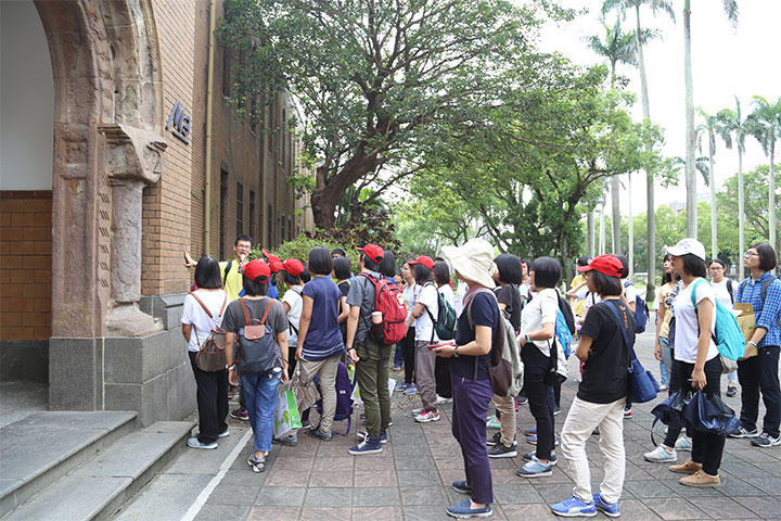 福智高中的學生至台大校園參訪