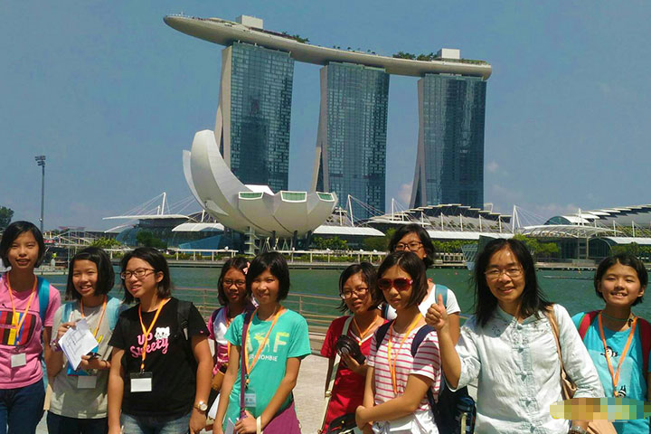 葉秋蘭(右二)與福智國小的學生們於新加坡合影