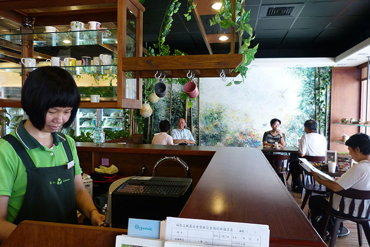 斗六里仁的店面寬敞明亮，若是不急著當來去匆匆的過客，可到店裡小憩、喝一杯有機咖啡。