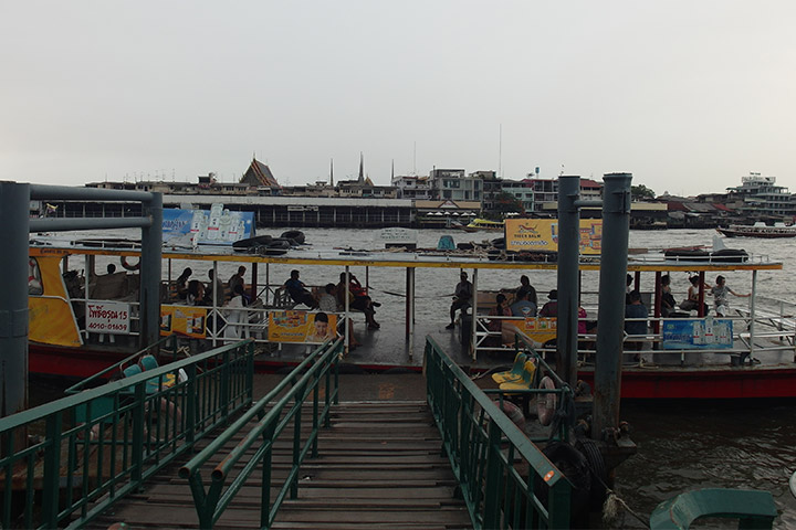 停在碼頭旁，準備乘載行人來往昭披耶河的船隻。