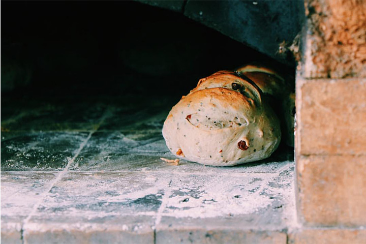 張文瑲的老園丁窯烤麵包。